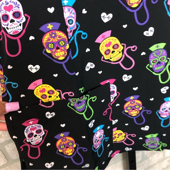 NWT Prints by Maevn Sugar Skull Print short sleeve v neck scrub top Size XS - Picture 3 of 7